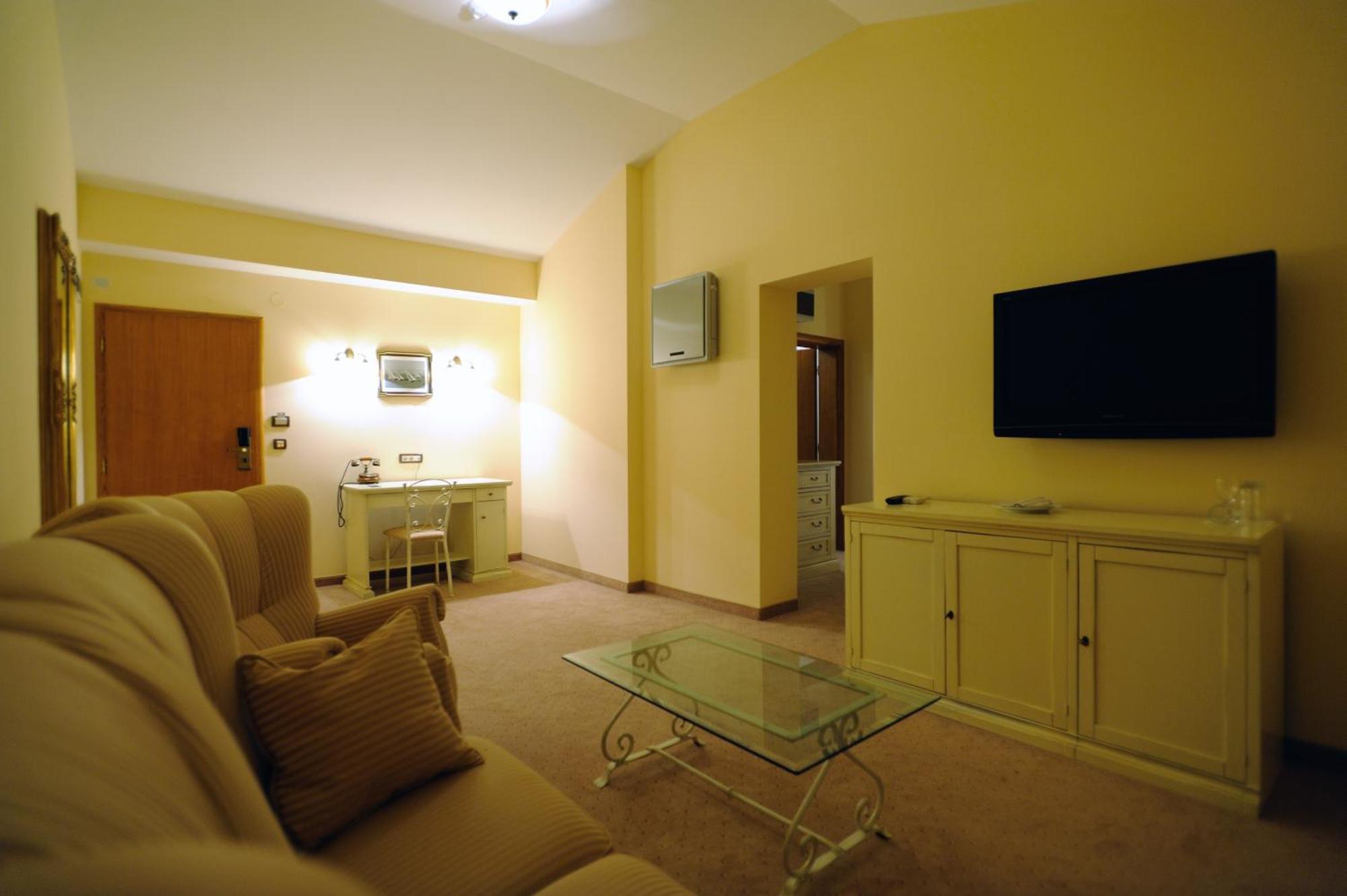 אובלי Hotel Solitudo מראה חיצוני תמונה