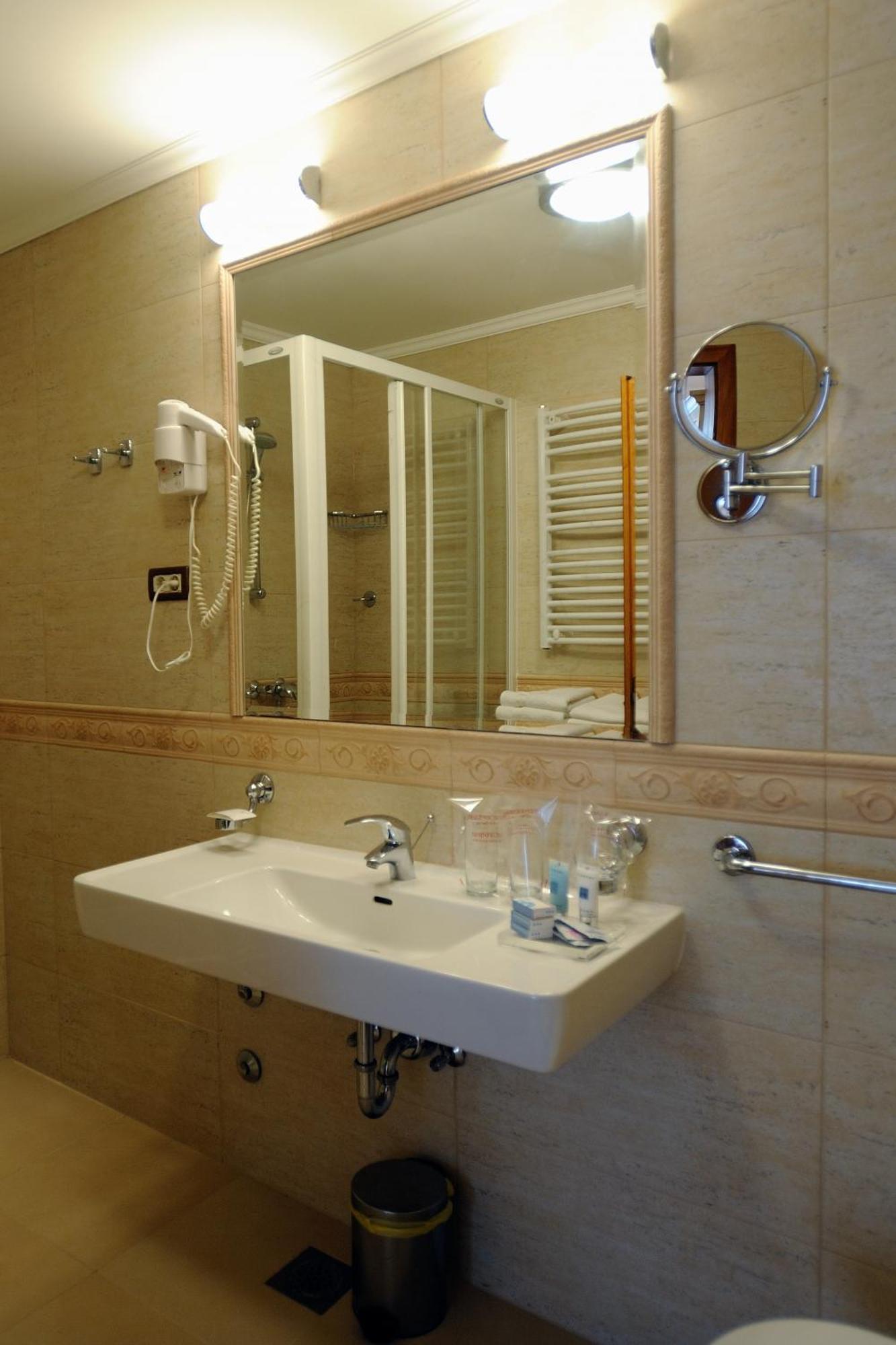 אובלי Hotel Solitudo מראה חיצוני תמונה